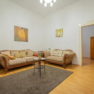 Jackquaters Silver Apartment
